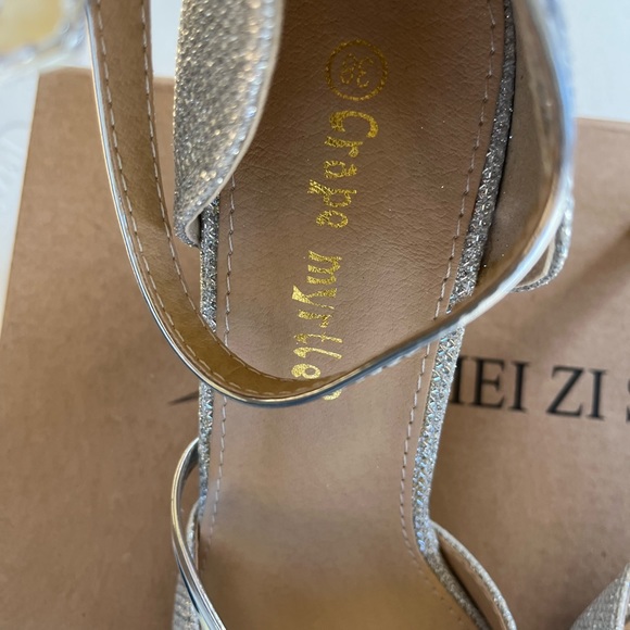 NWT Crape Myrtle Silver heels - Picture 9 of 11